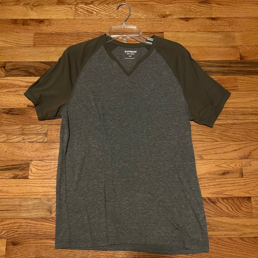 V-neck style fitted T-shirt